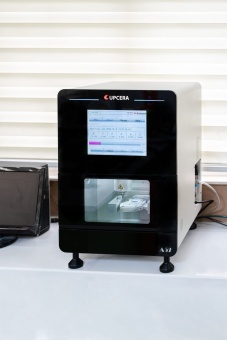 UPCERA A52 - 5-осевой фрезерный станок для сухой обработки циркония, воска, пластмасс и мягких сплавов